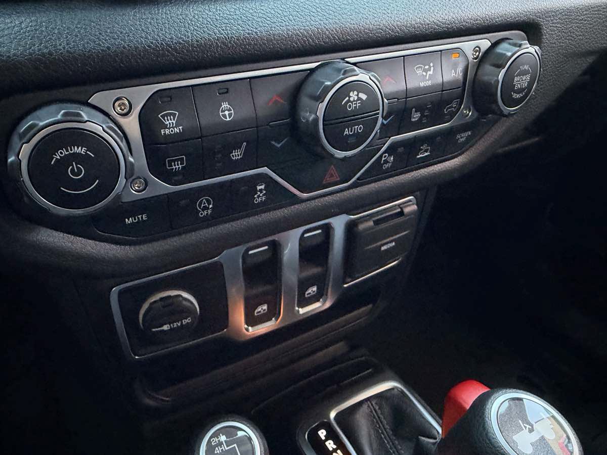 Used 2024 Jeep Wrangler Sport AWD/4WD image 25