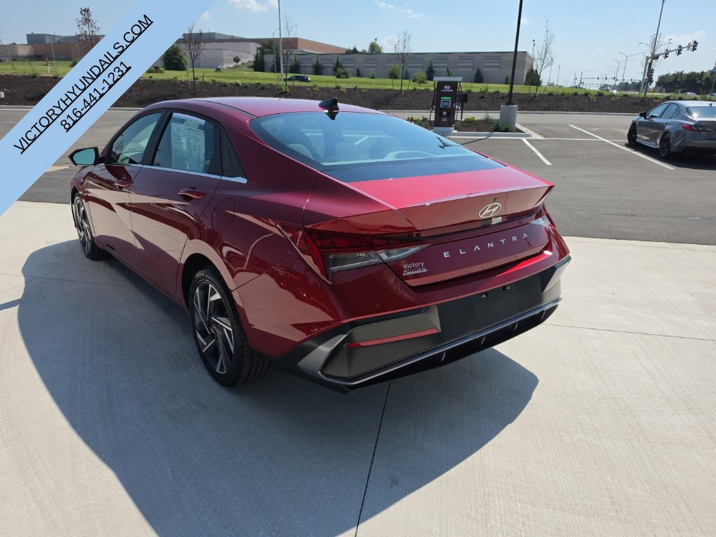 Used 2025 Hyundai Elantra SEL FWD image 3