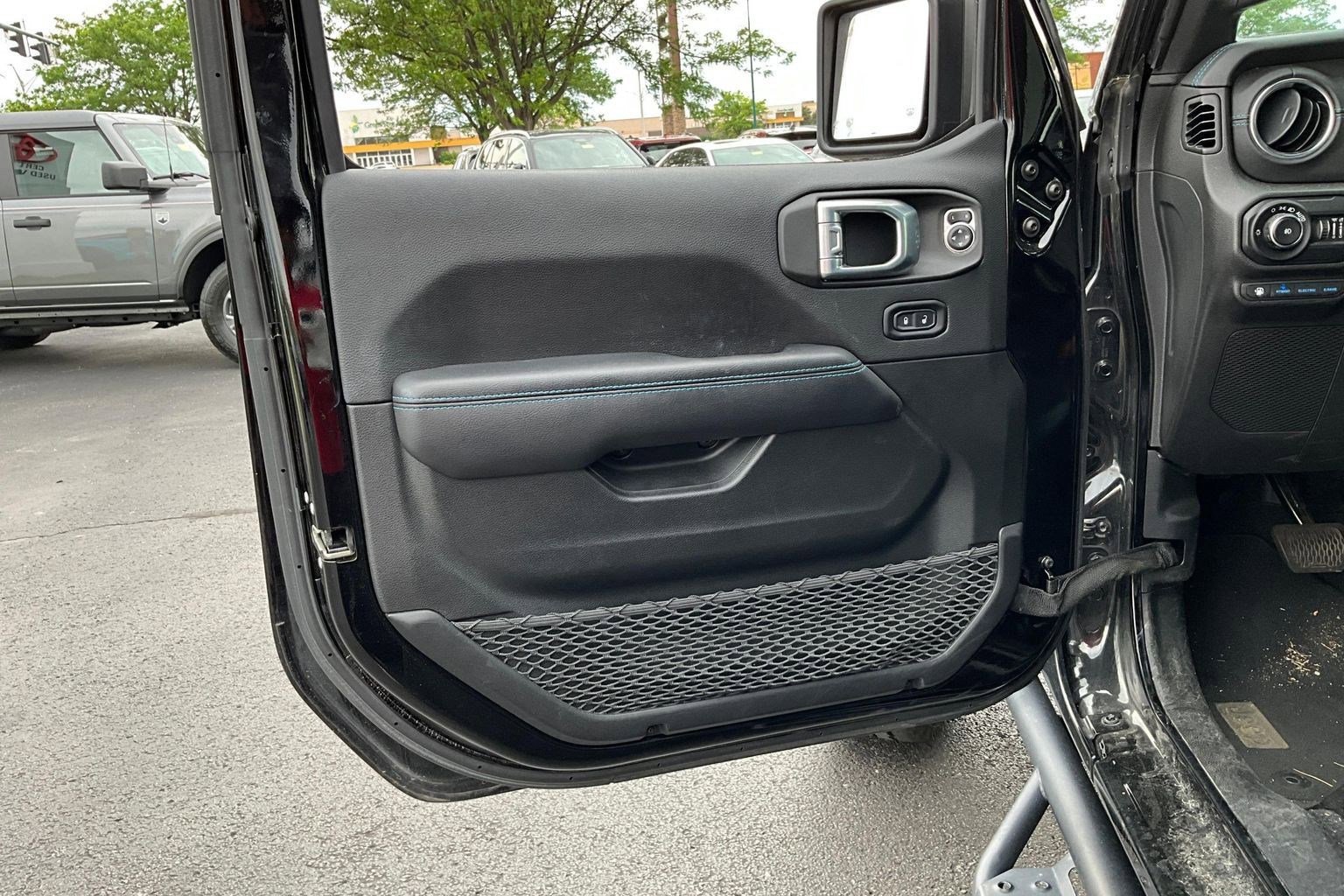Used 2021 Jeep Wrangler Unlimited Rubicon 4xe w/ Cold Weather Group AWD/4WD image 18