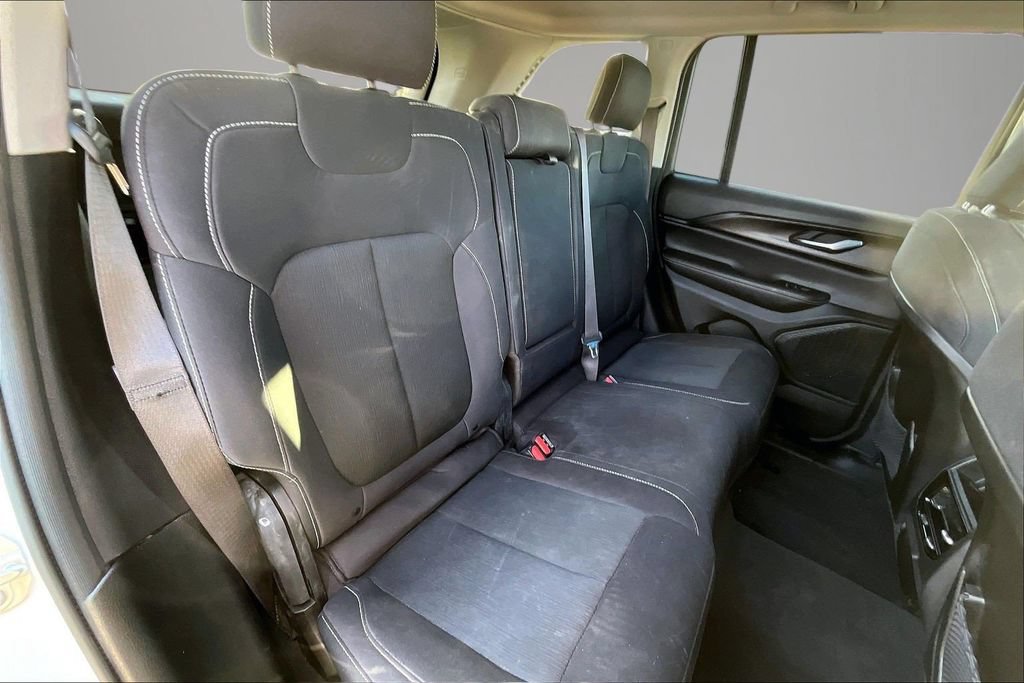 Used 2023 Jeep Grand Cherokee Laredo AWD/4WD image 24