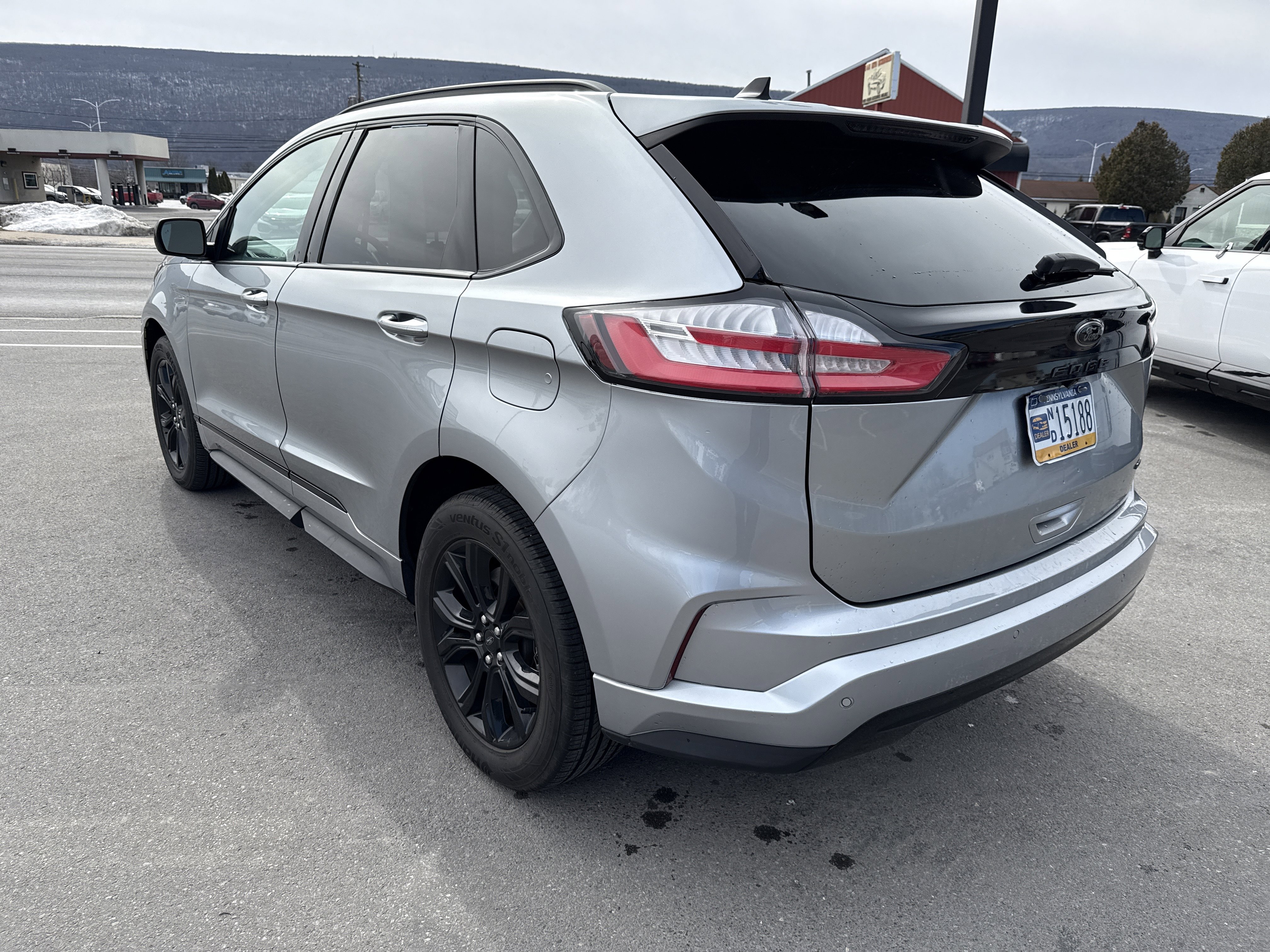 Used 2022 Ford Edge SE w/ Black Appearance Package image 6