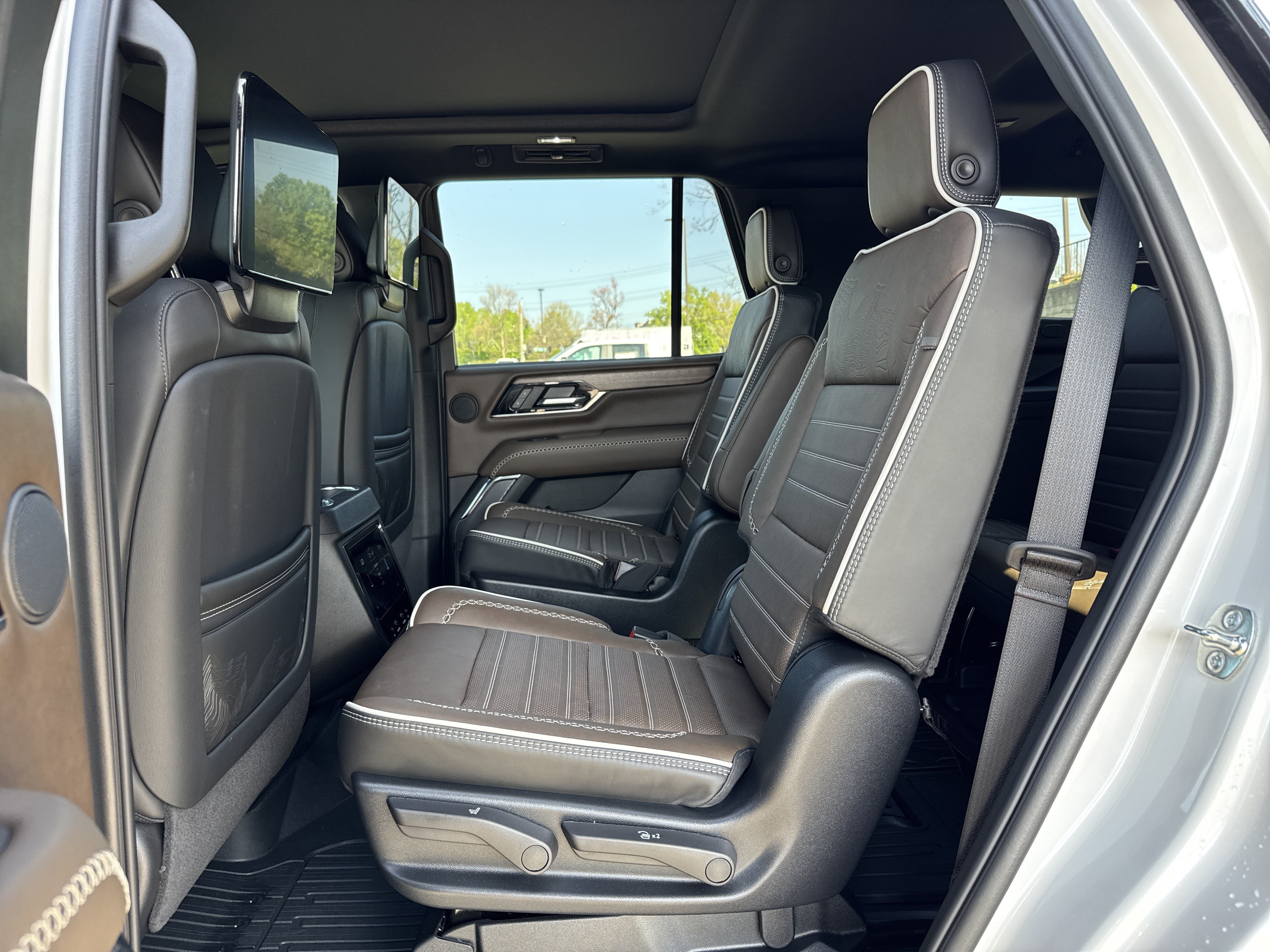 Used 2025 GMC Yukon Denali Ultimate w/ LPO, Floor Liner Package AWD/4WD image 33