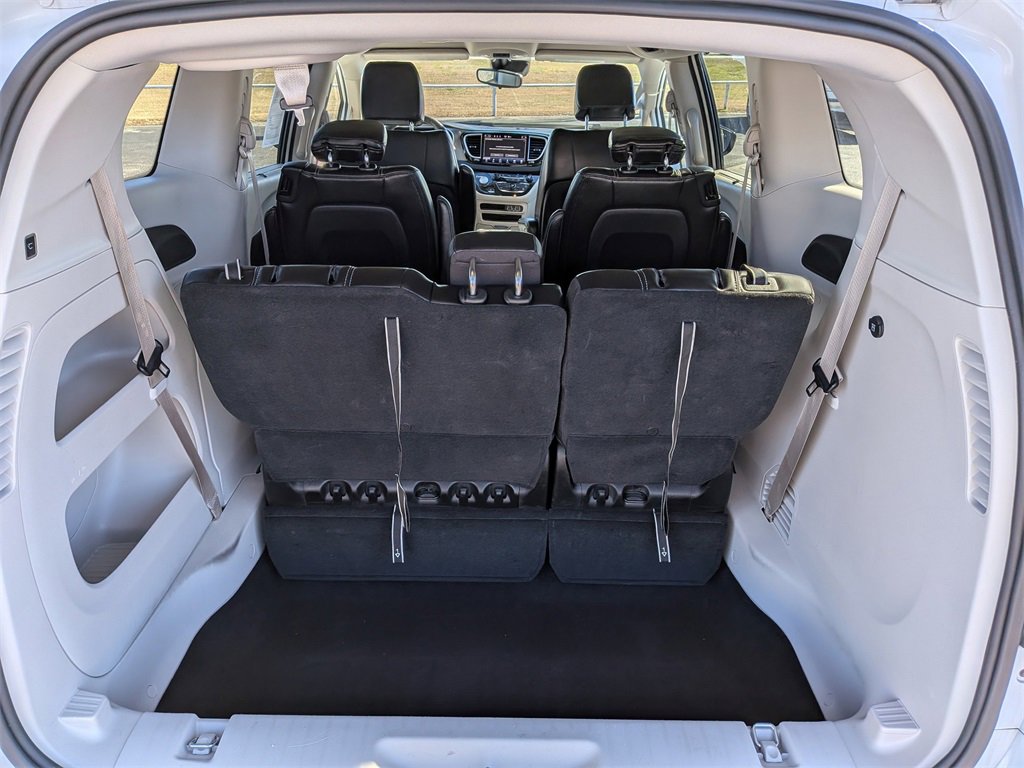 Used 2024 Chrysler Pacifica Touring-L image 12