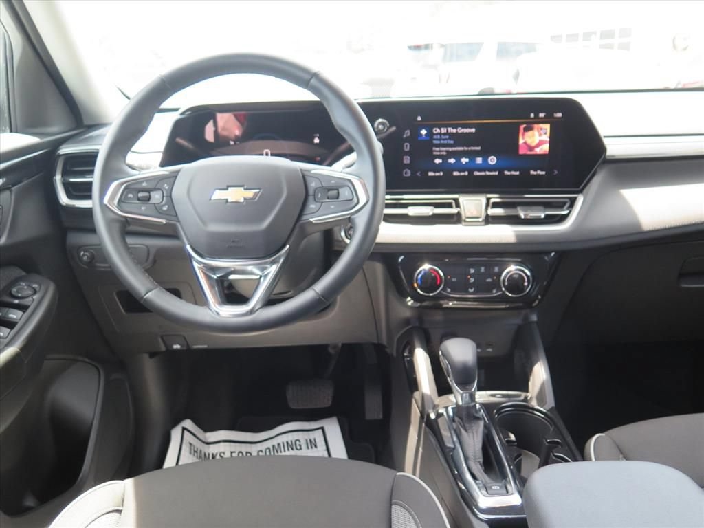 Used 2025 Chevrolet TrailBlazer LT w/ LT Cold Weather Package FWD image 15