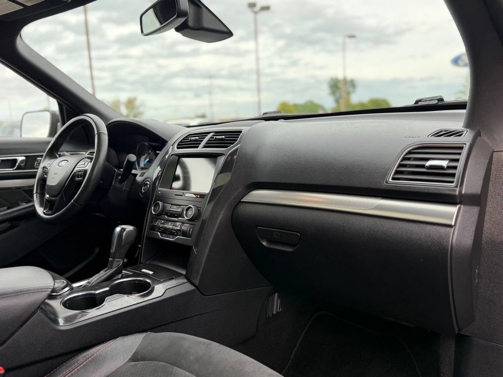 Used 2019 Ford Explorer XLT w/ Equipment Group 202A AWD/4WD image 17