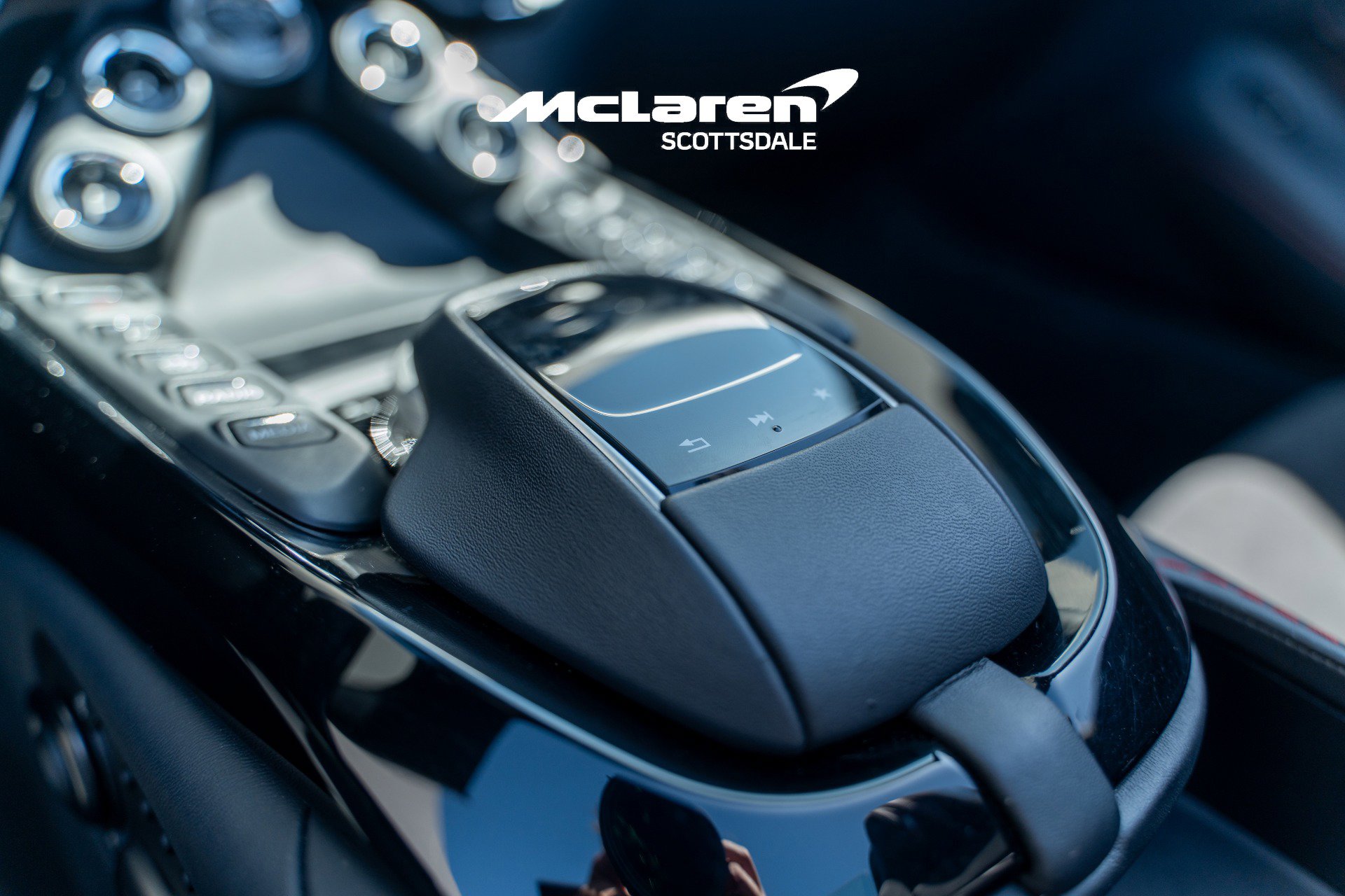 Used 2022 Aston Martin V8 Vantage Roadster image 18