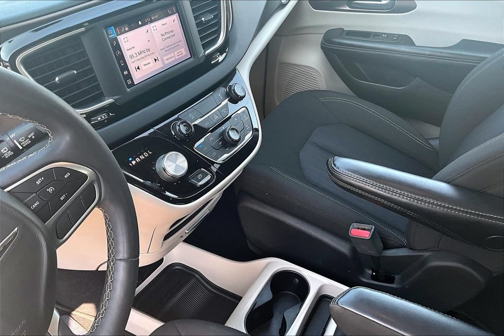 Used 2022 Chrysler Voyager LX FWD image 13