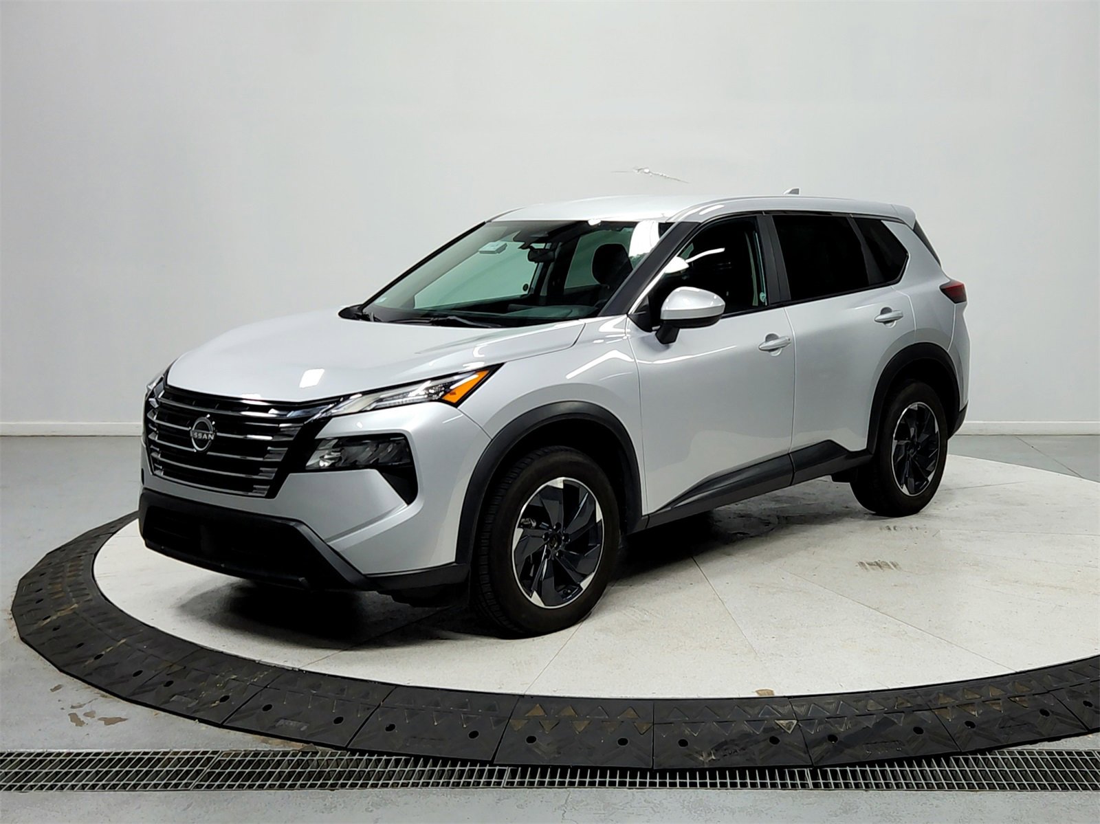 Used 2024 Nissan Rogue SV image 3