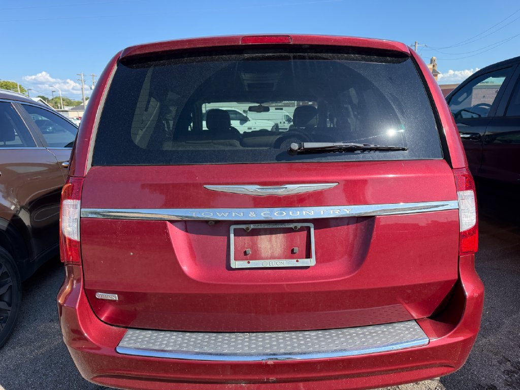 Used 2015 Chrysler Town & Country Touring w/ Driver Convenience Group FWD image 12