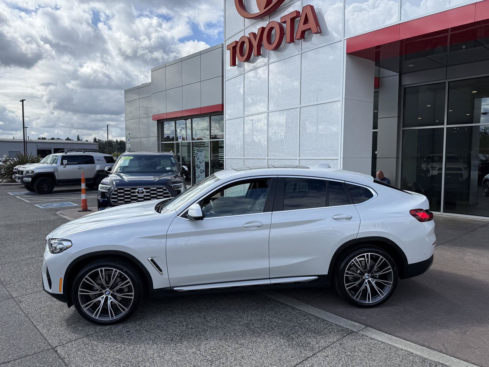 Used 2024 BMW X4 xDrive30i w/ Premium Package AWD/4WD image 3
