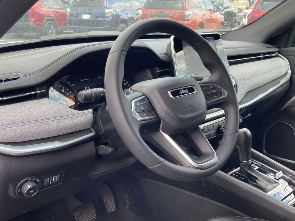 Used 2025 Jeep Compass Latitude image 8