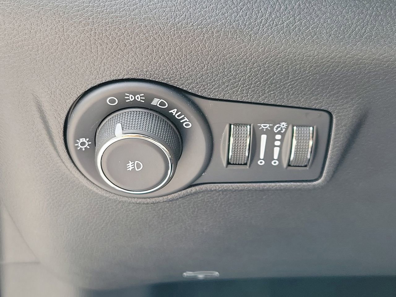 Used 2025 Jeep Compass Latitude w/ Sun & Sound Group AWD/4WD image 31