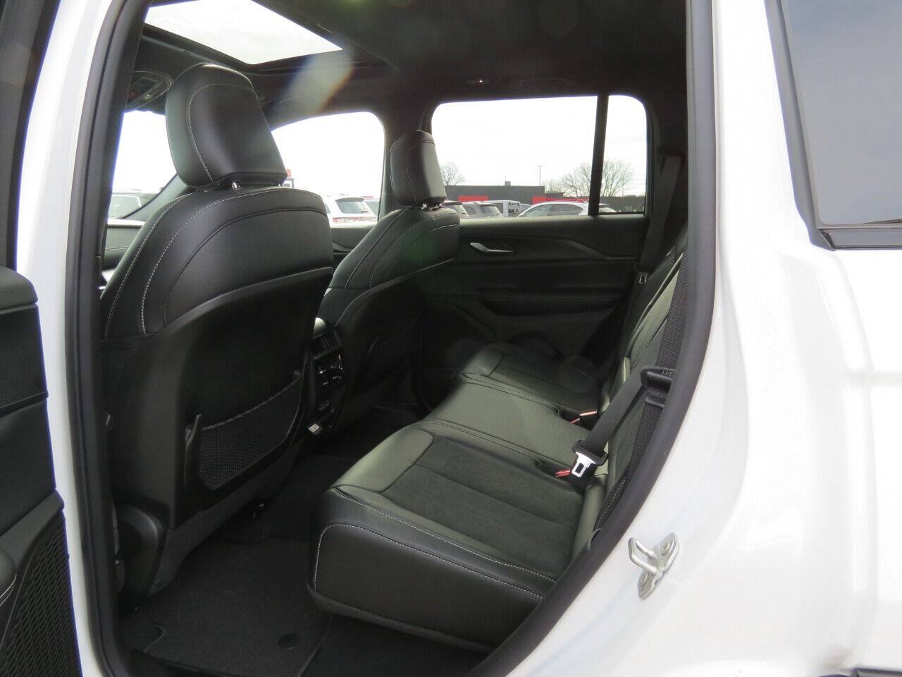 Used 2025 Jeep Grand Cherokee Altitude AWD/4WD image 14