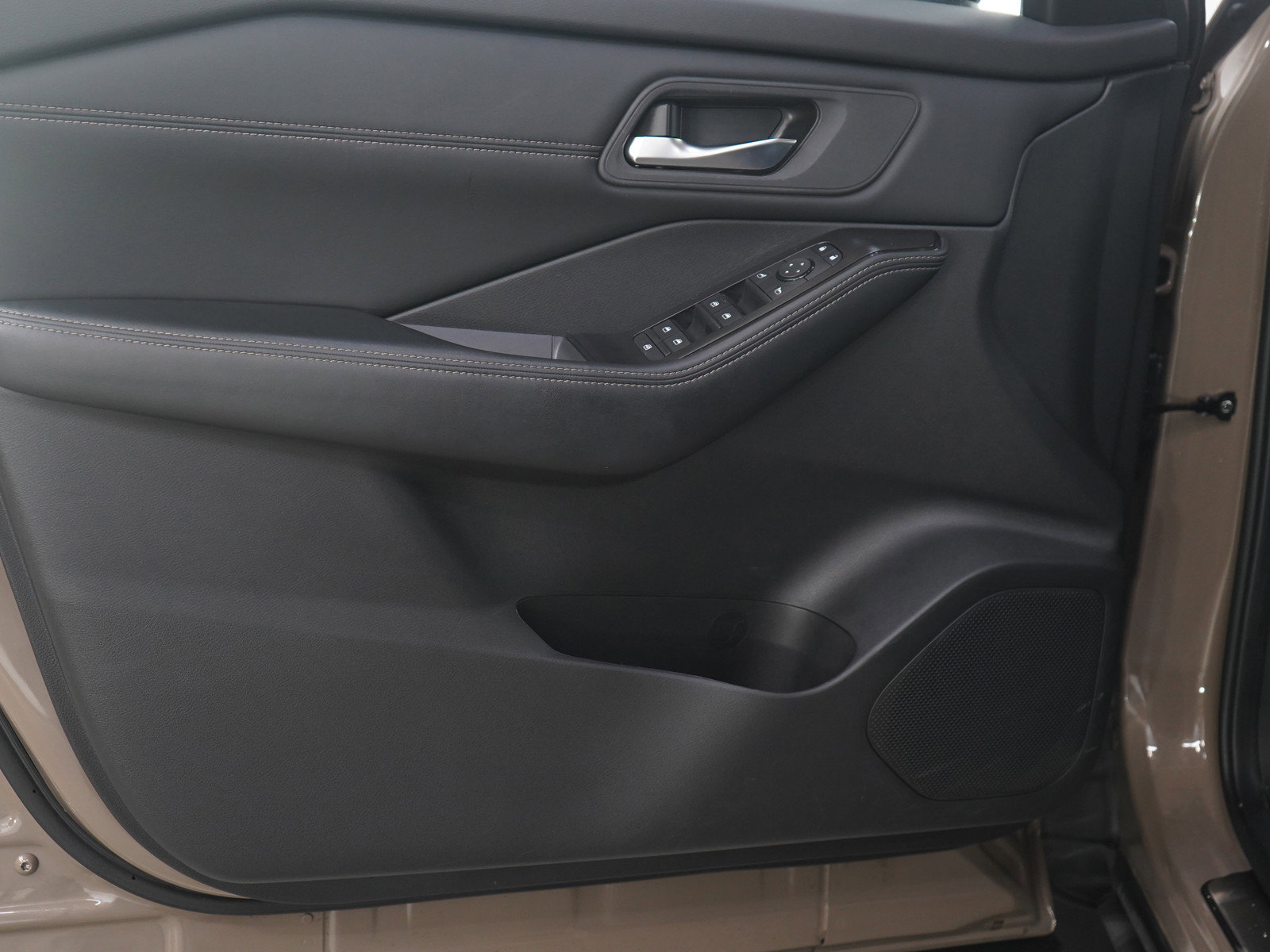 Used 2025 Nissan Rogue SV w/ SV Premium Package image 19