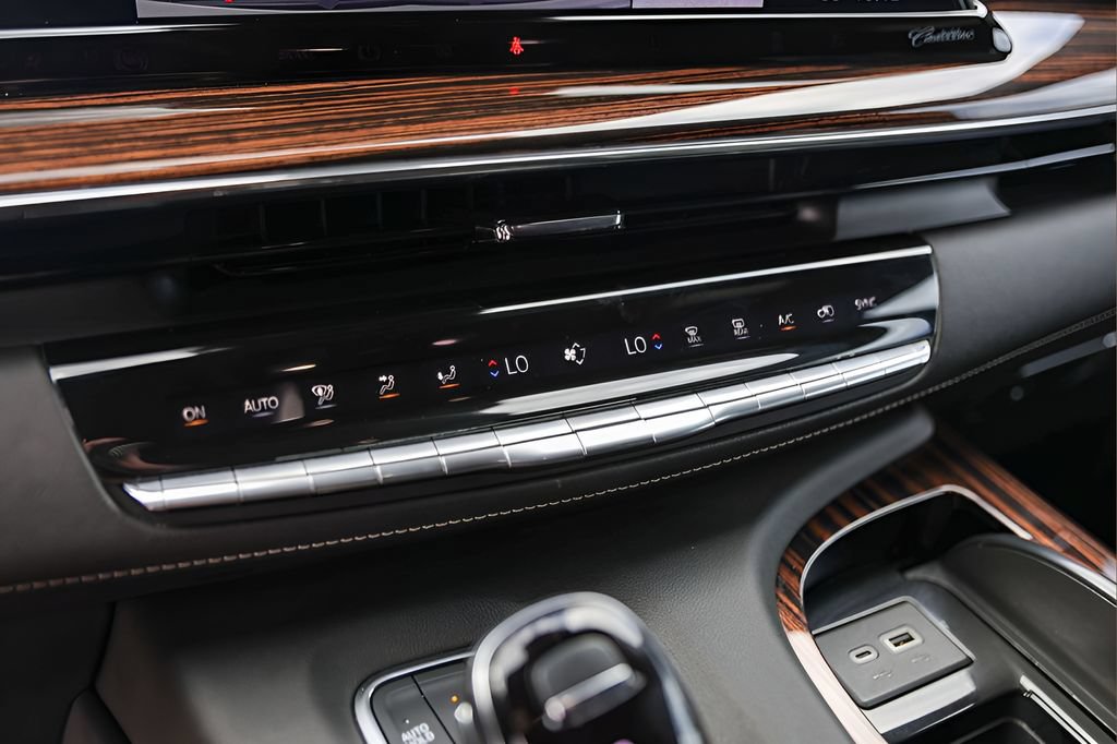 Certified 2024 Cadillac Escalade Premium Luxury w/ Performance Package AWD/4WD image 18