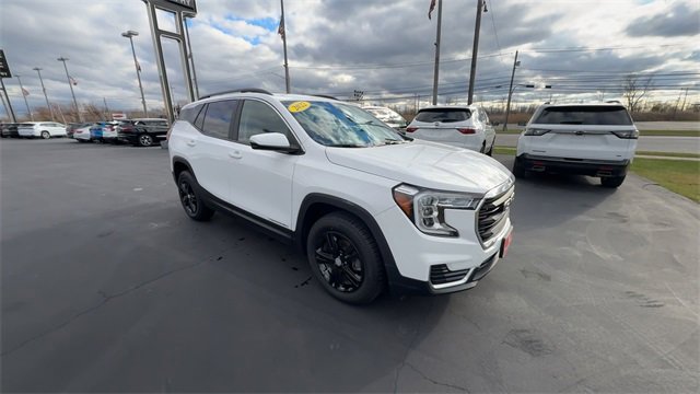 Used 2022 GMC Terrain SLE w/ Driver Convenience Package image 2
