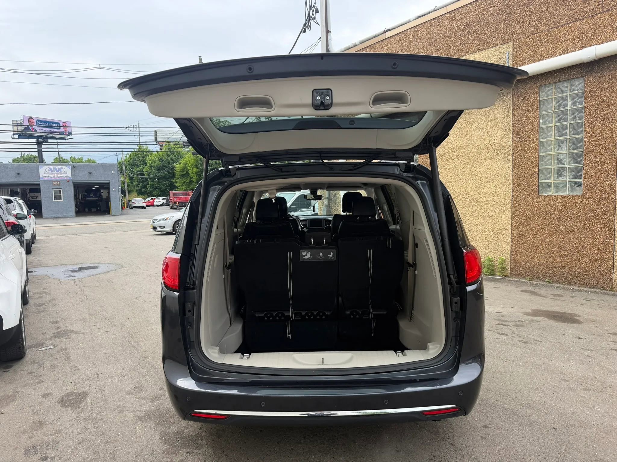Used 2020 Chrysler Pacifica Touring-L FWD image 29