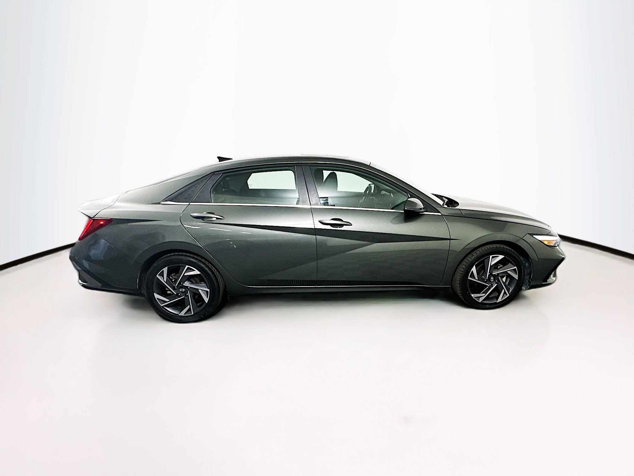 Used 2025 Hyundai Elantra Limited image 10