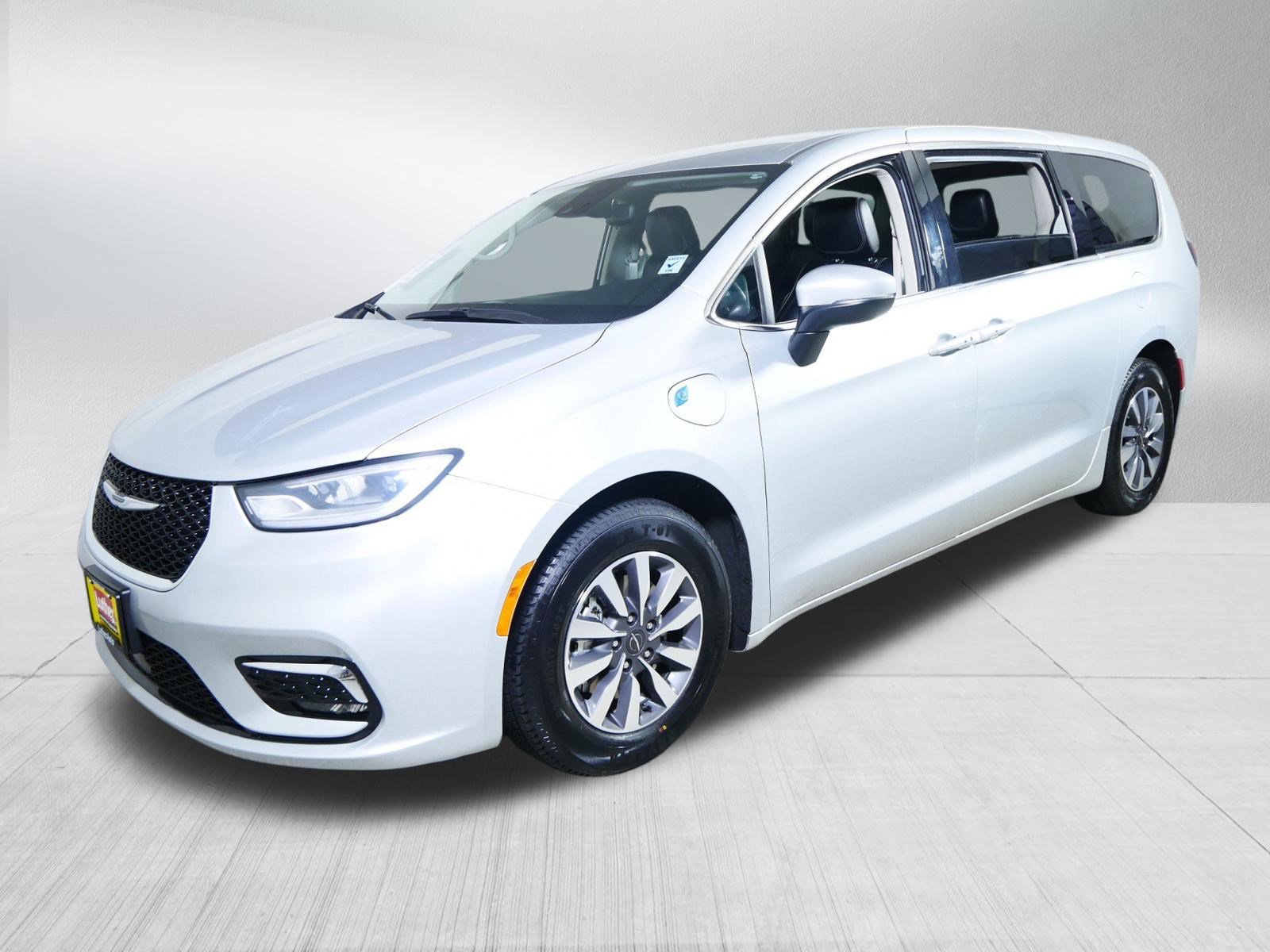 Used 2023 Chrysler Pacifica Touring-L FWD image 3