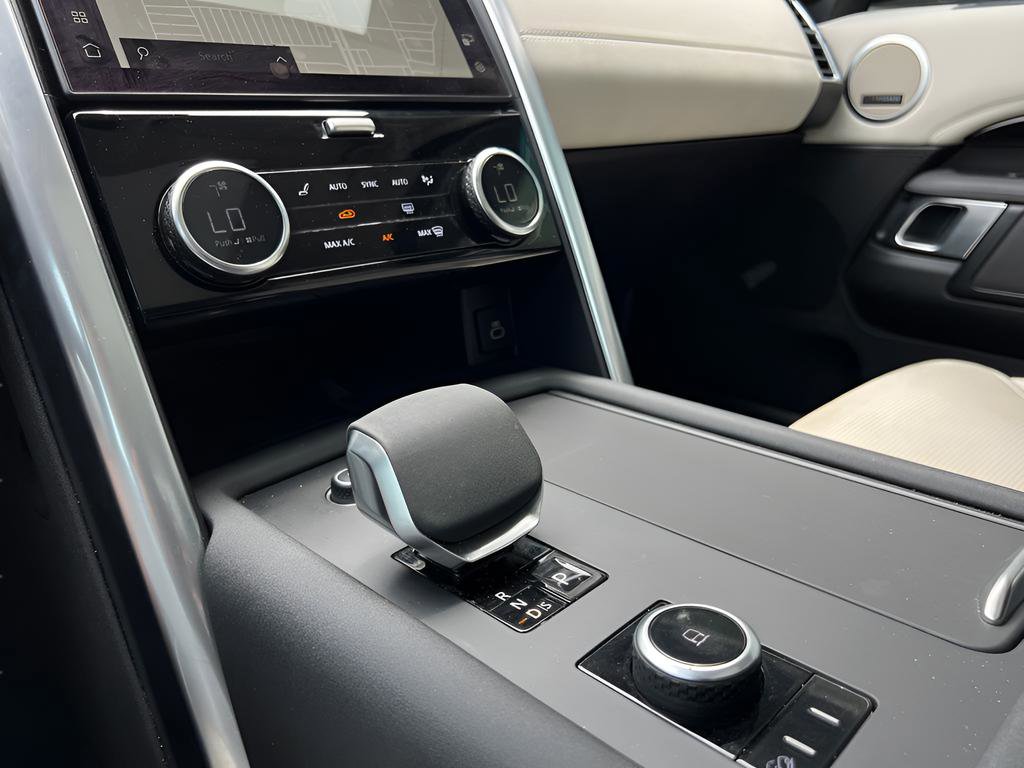 Used 2024 Land Rover Discovery S image 30