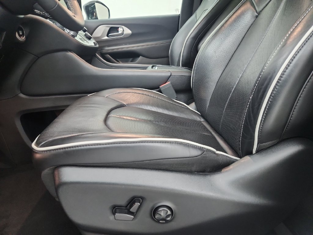 Certified 2025 Chrysler Pacifica Limited FWD image 22