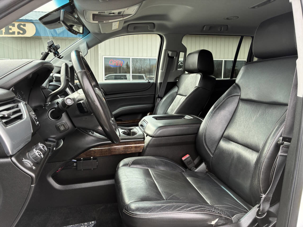 Used 2015 Chevrolet Suburban LT w/ Luxury Package AWD/4WD image 4