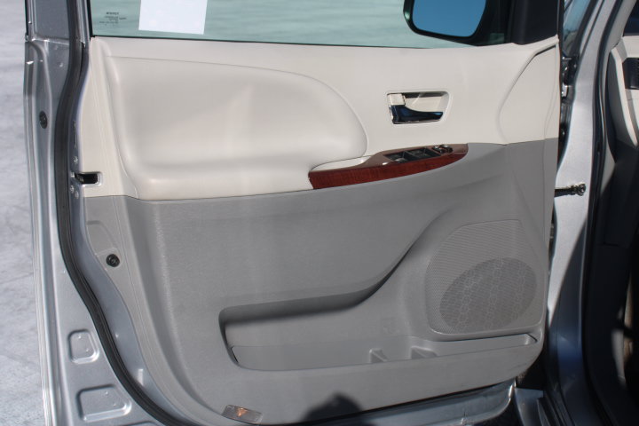 Used 2013 Toyota Sienna XLE FWD image 10