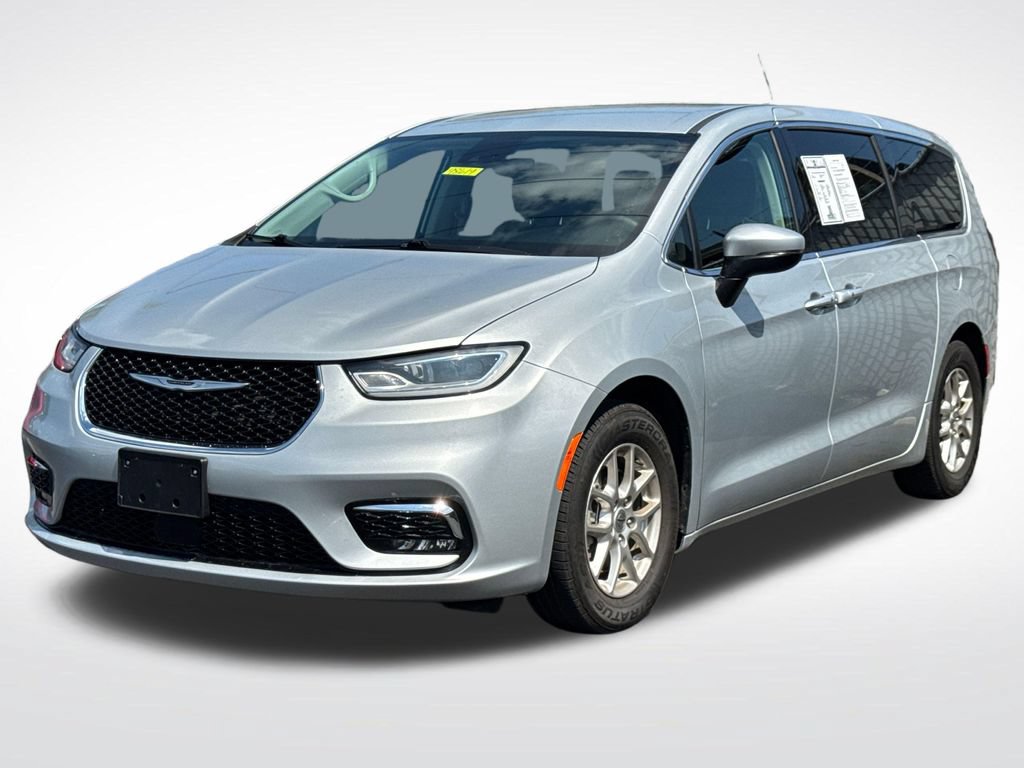 Used 2023 Chrysler Pacifica Touring-L FWD image 6