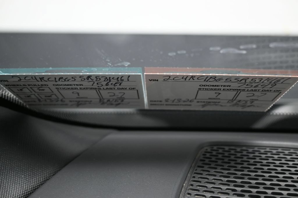 Used 2025 Chrysler Pacifica Select FWD image 11