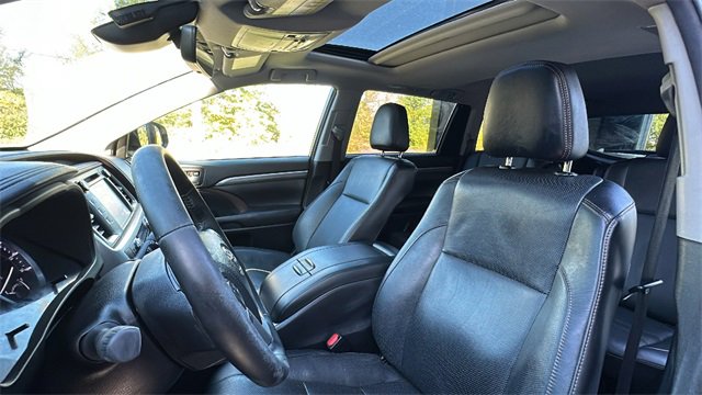 Used 2017 Toyota Highlander Limited image 24