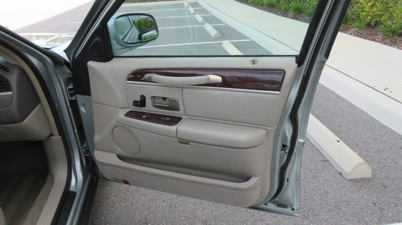Used 2007 Lincoln Town Car Signature RWD image 25