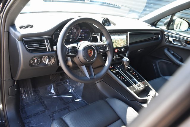 Certified 2025 Porsche Macan image 4