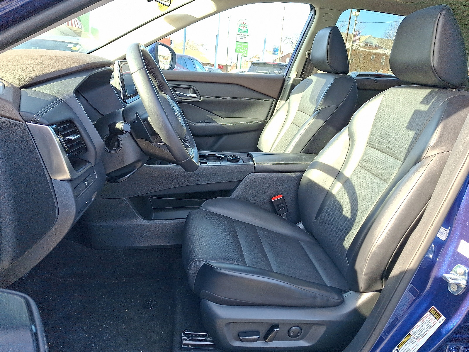 Used 2023 Nissan Rogue SV w/ SV Premium Package image 14