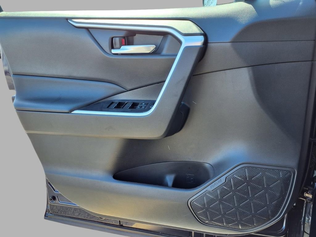 Used 2025 Toyota RAV4 XLE image 19