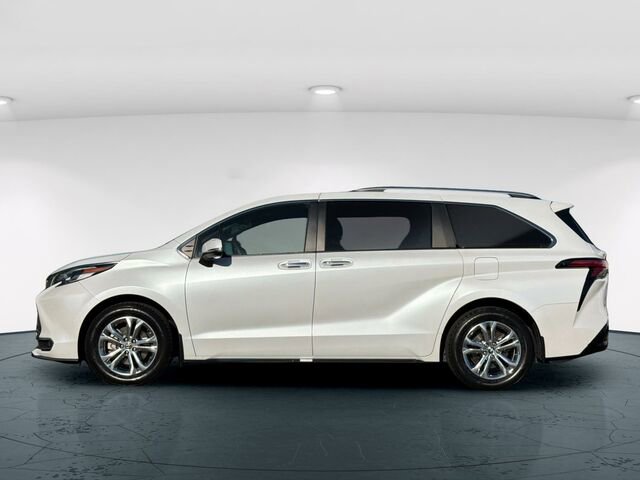 Used 2023 Toyota Sienna Platinum image 4
