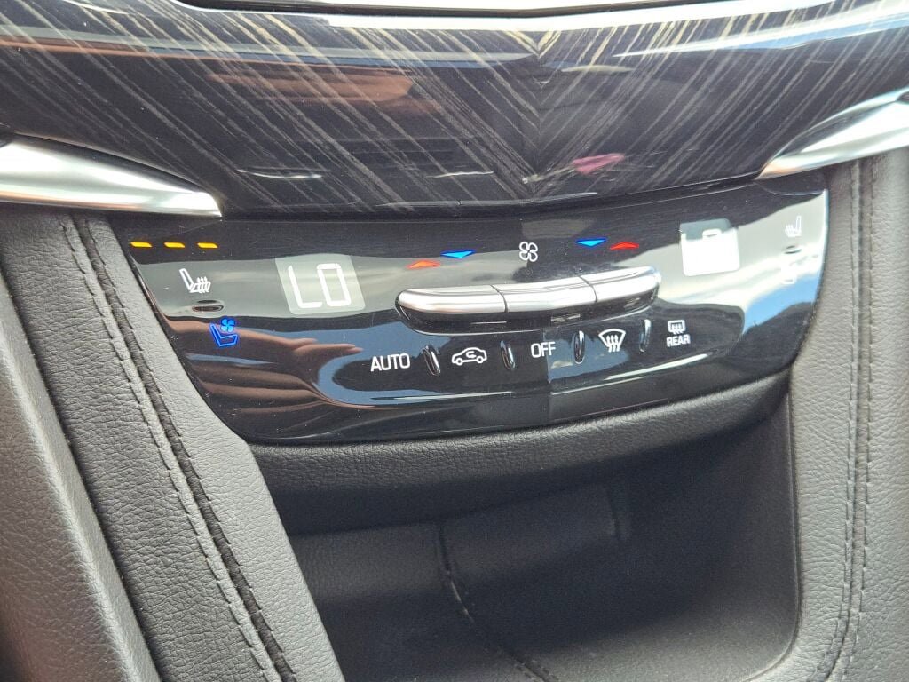 Used 2023 Cadillac XT6 Premium Luxury image 32