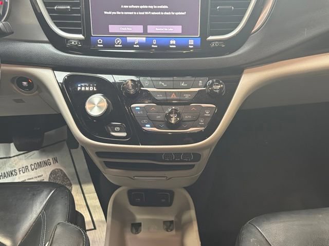 Used 2021 Chrysler Pacifica Touring-L FWD image 17