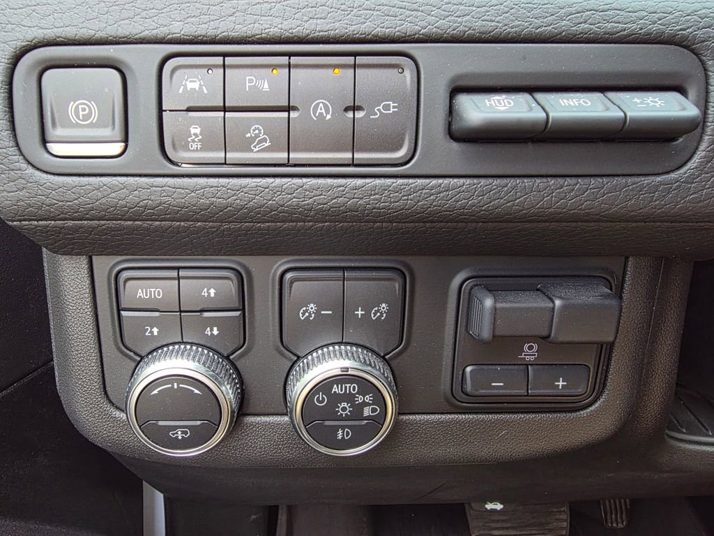 Used 2021 GMC Yukon Denali w/ Denali Ultimate Package AWD/4WD image 11