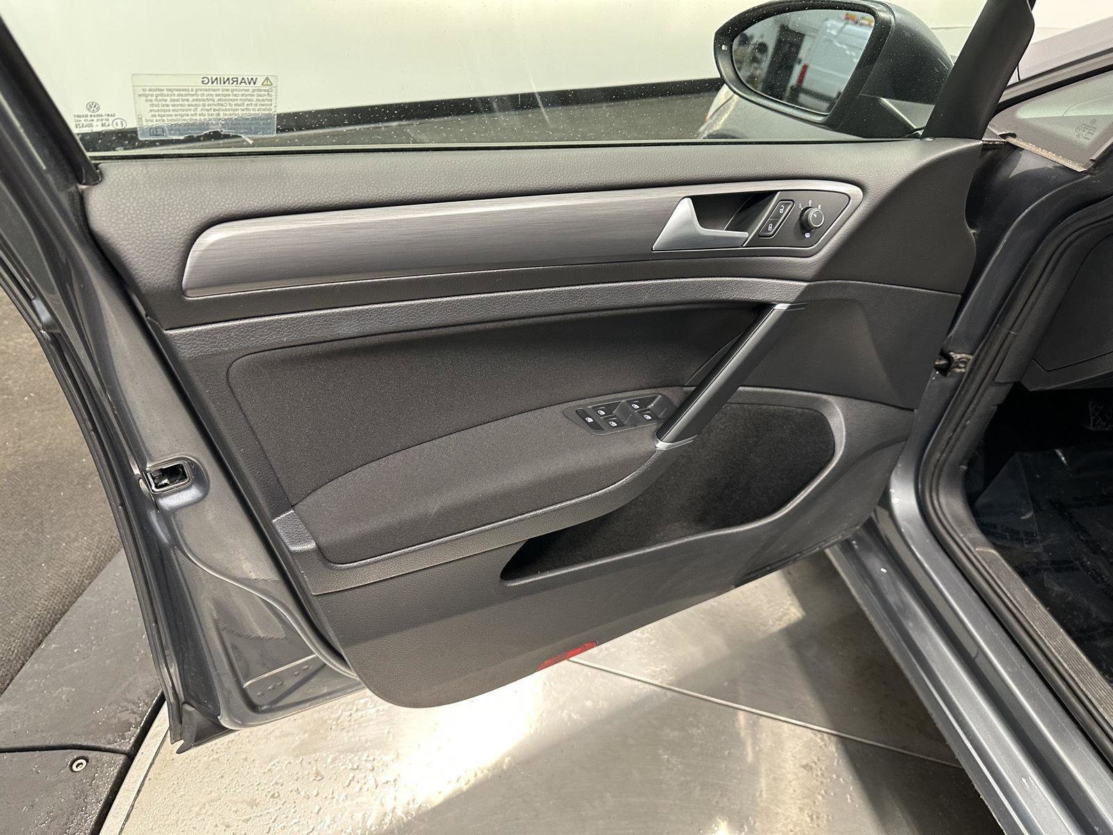 Used 2019 Volkswagen Golf S image 12