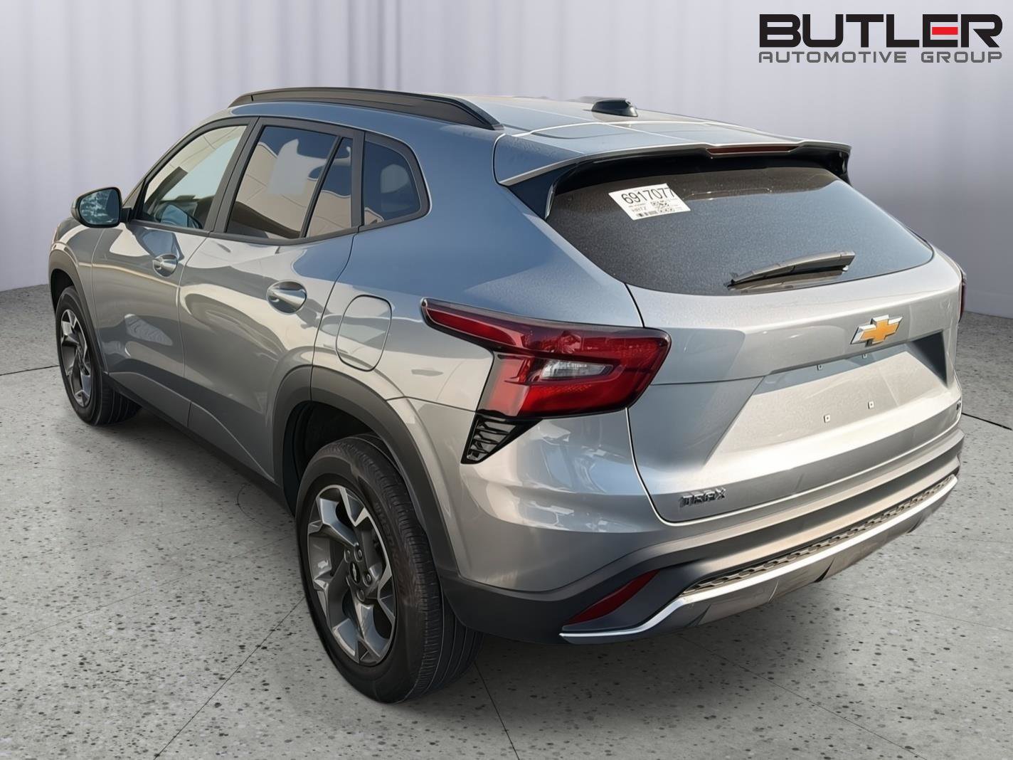 Used 2025 Chevrolet Trax LT FWD image 8