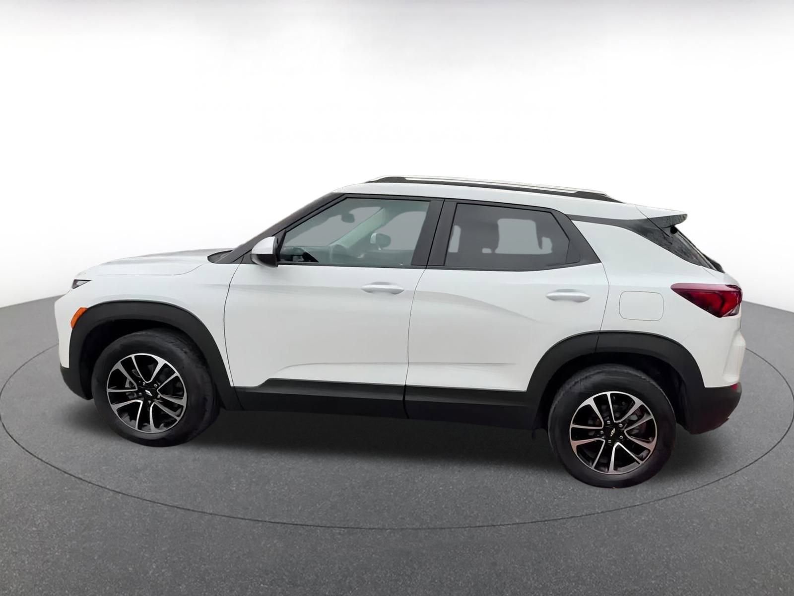 Used 2025 Chevrolet TrailBlazer LT w/ Driver Confidence Package image 9