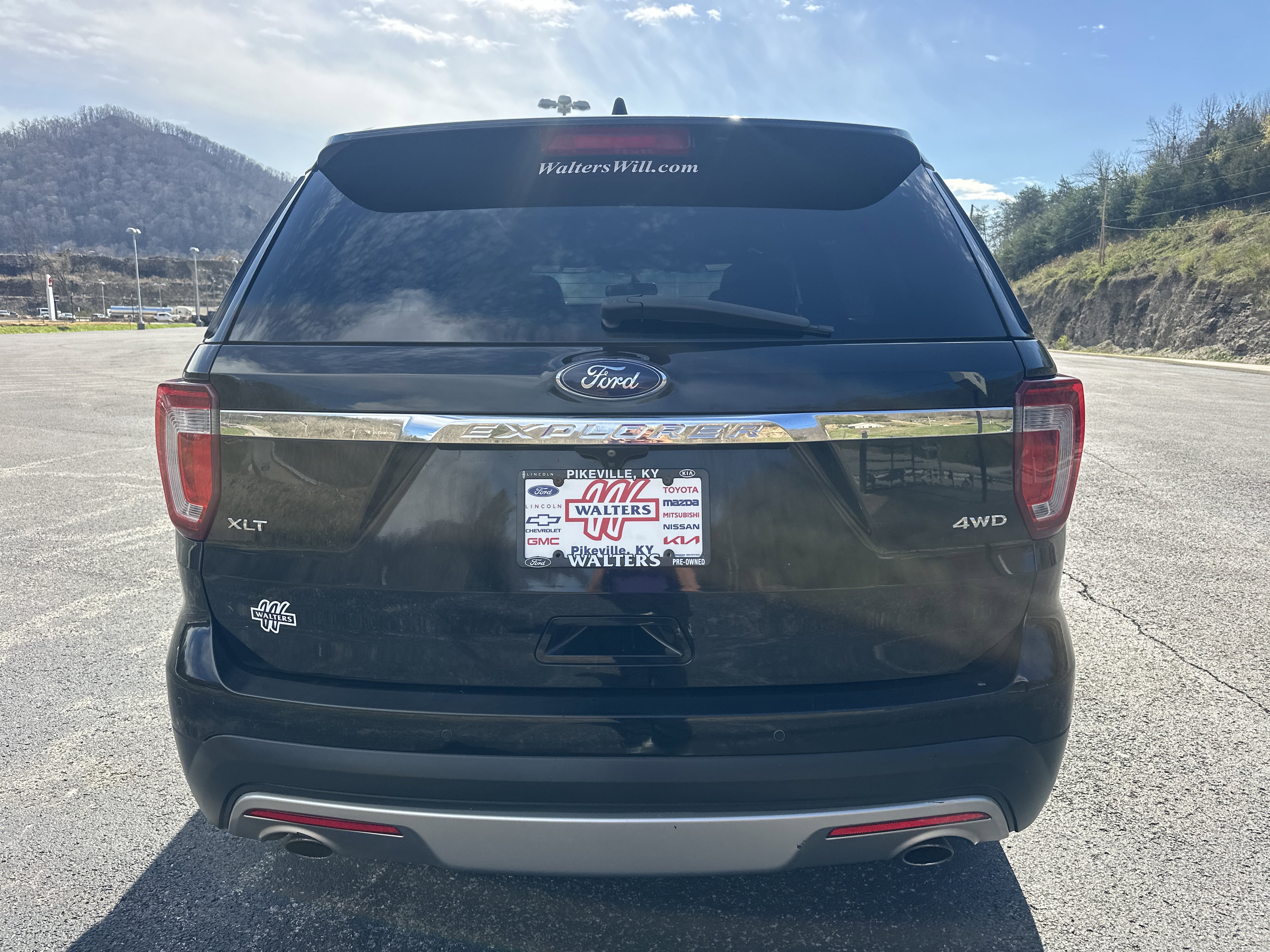 Used 2017 Ford Explorer XLT w/ Equipment Group 202A image 3