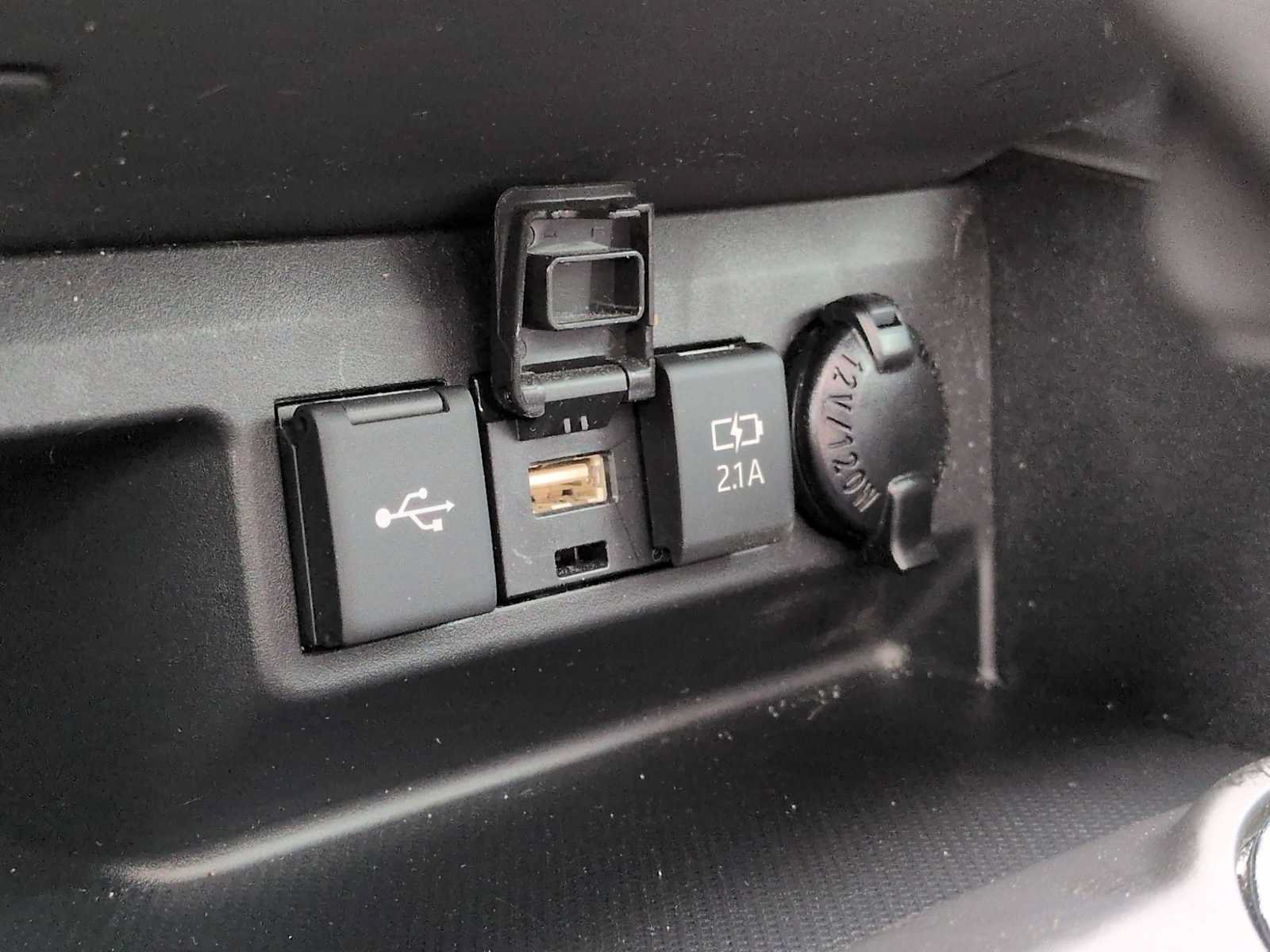 Used 2021 Toyota Highlander XLE FWD image 32