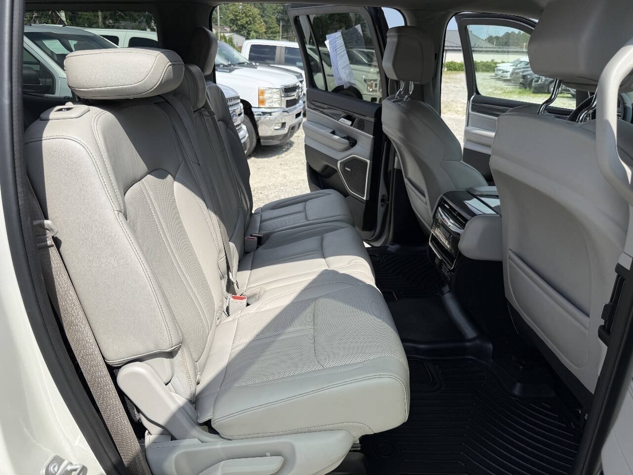 Used 2022 Jeep Wagoneer Series II AWD/4WD image 25