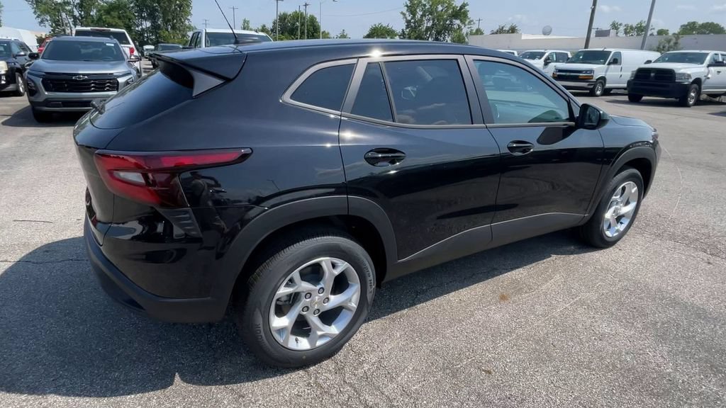 New 2026 Chevrolet Trax LS w/ LS Convenience Package FWD image 2