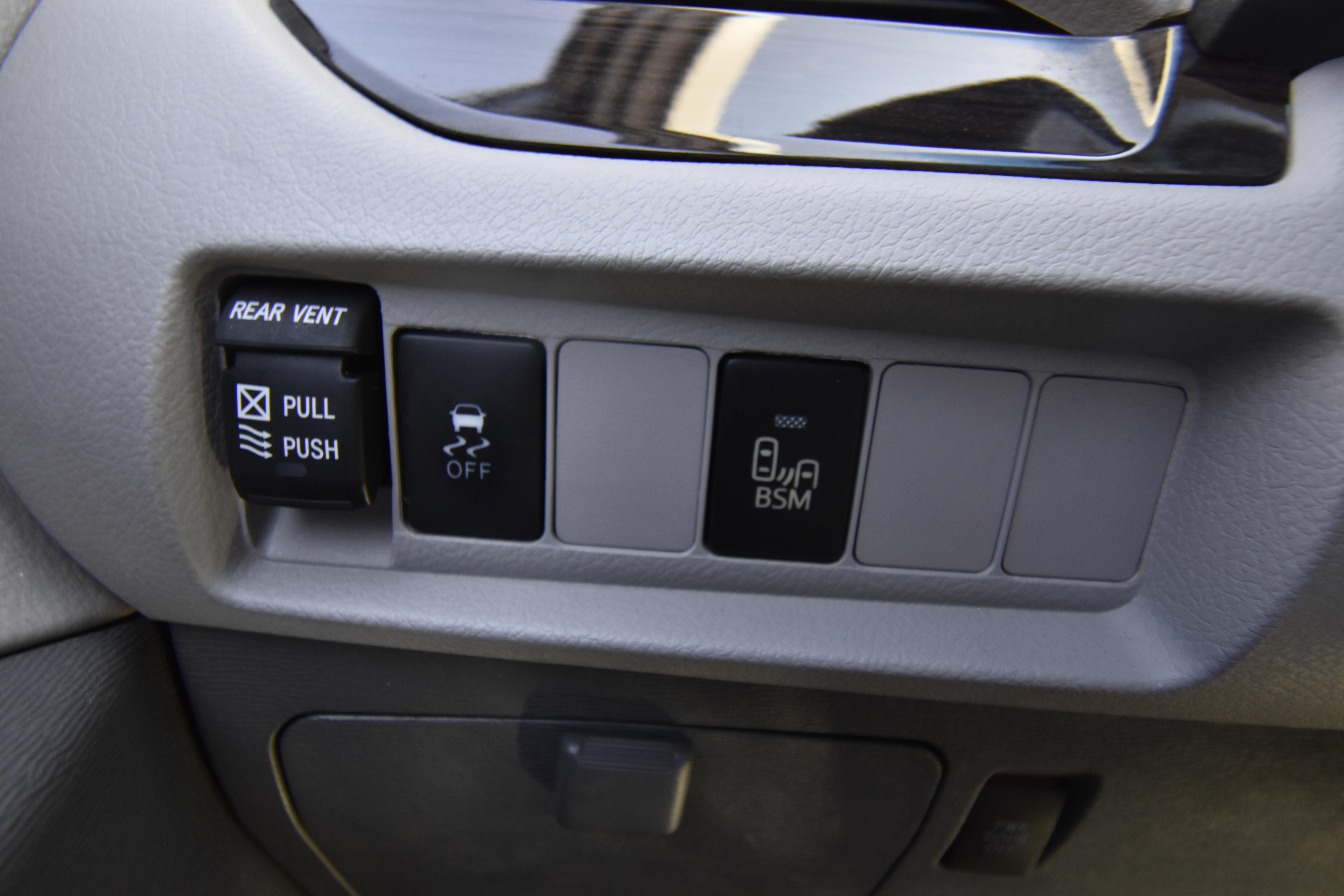Used 2017 Toyota Sienna XLE FWD image 18