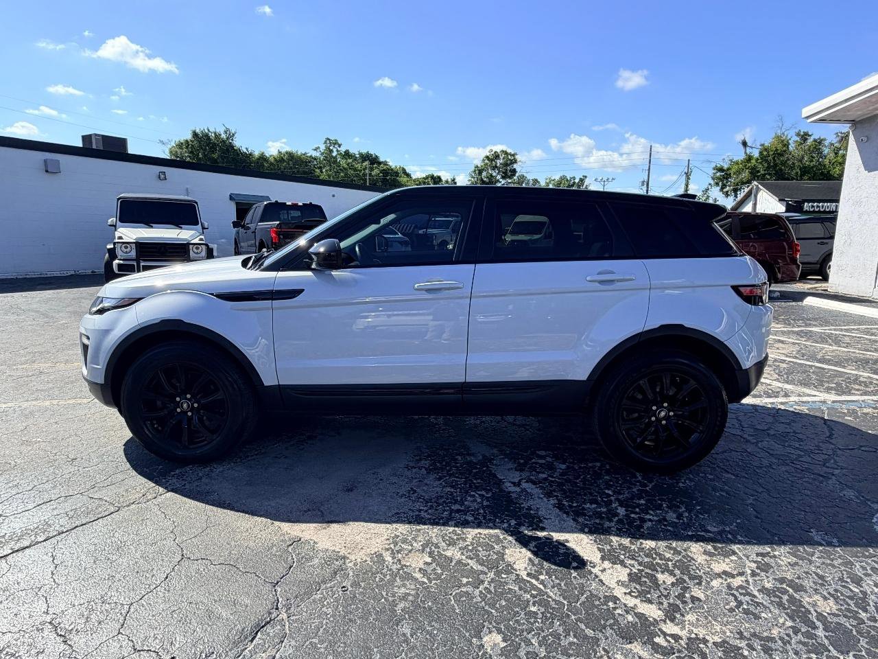 Used 2019 Land Rover Range Rover Evoque SE AWD/4WD image 4