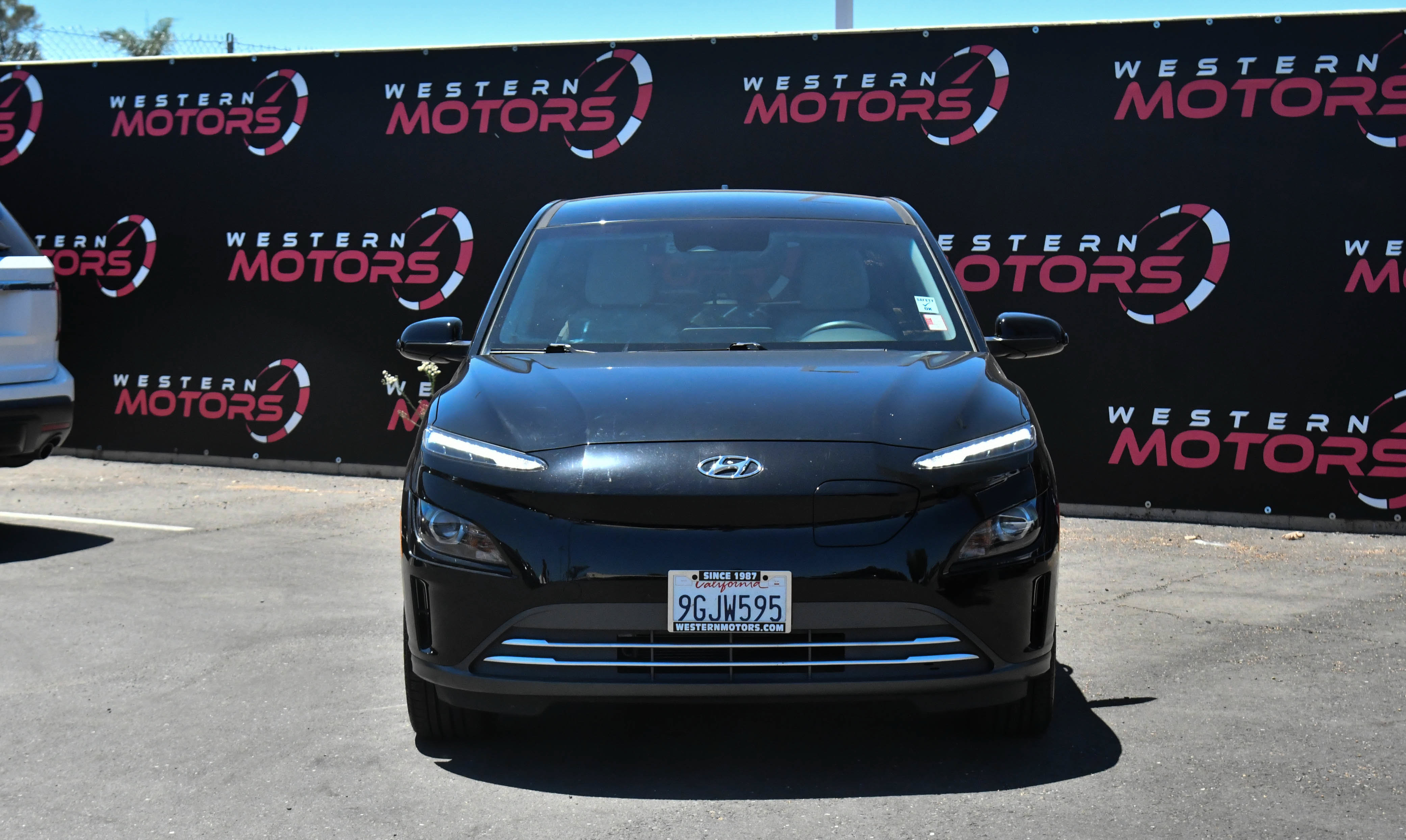 Used 2023 Hyundai Kona SE w/ Cargo Package FWD image 2