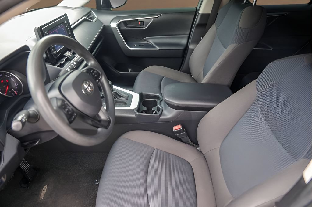 Used 2021 Toyota RAV4 LE FWD image 9