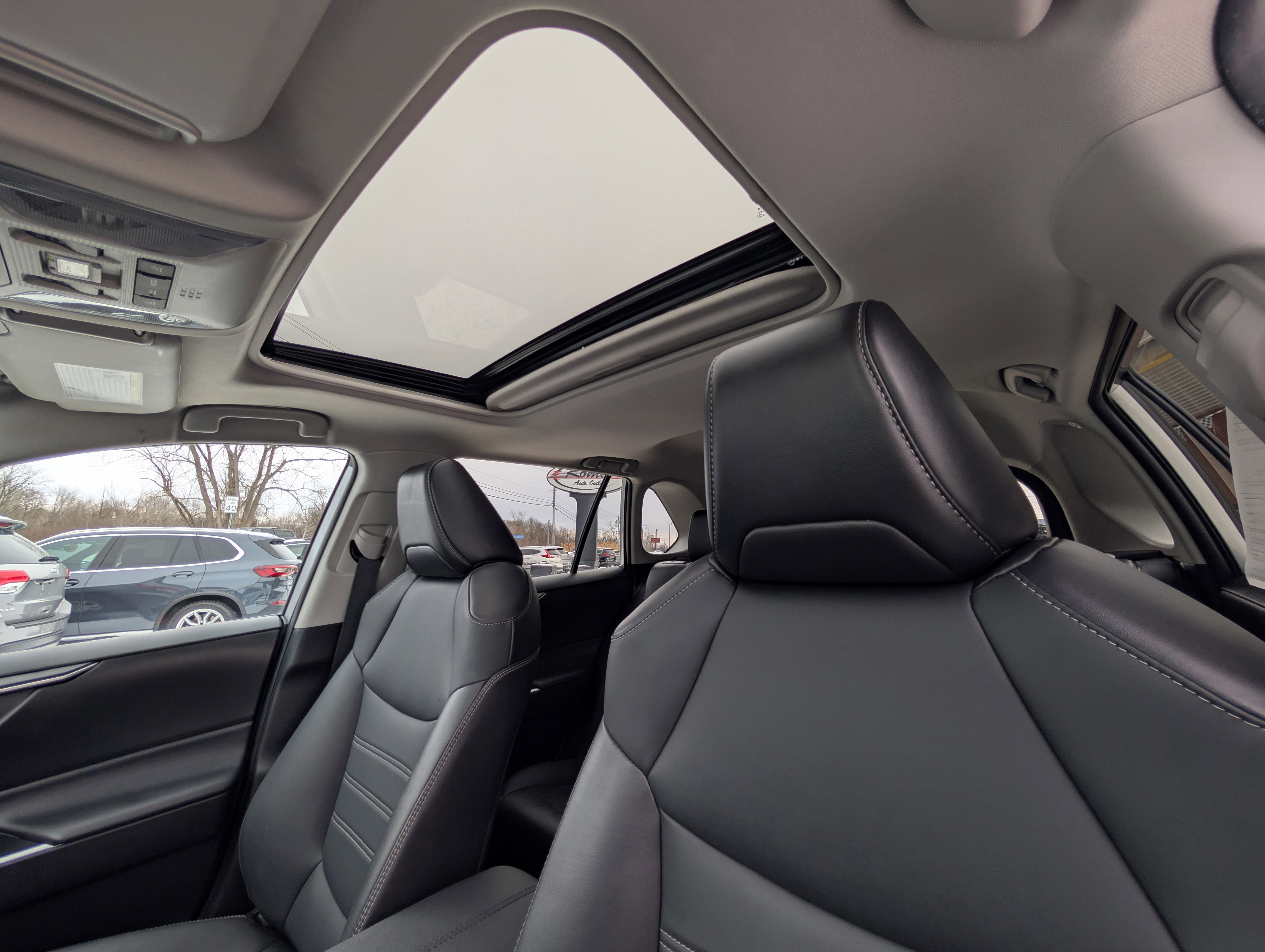 Used 2022 Toyota RAV4 XLE Premium image 7